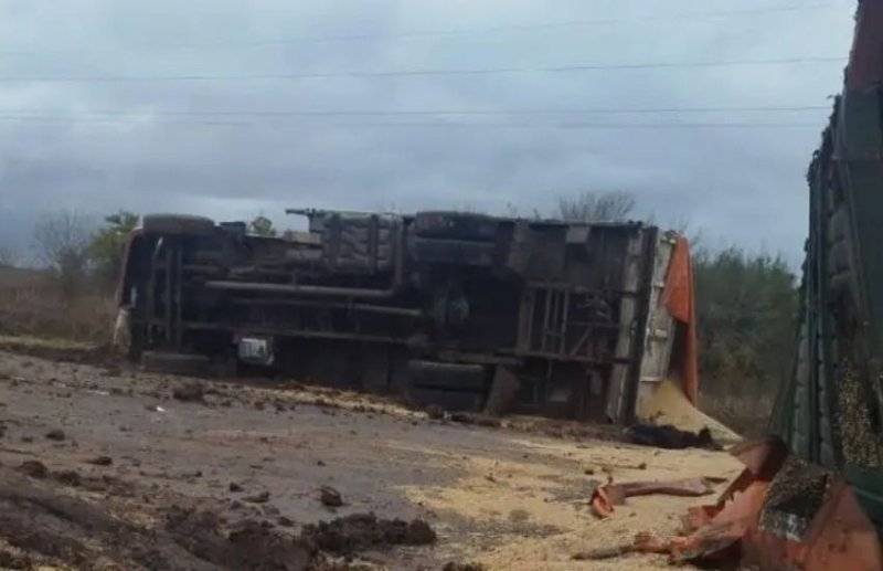 Camión mordió la banquina y desató un accidente en cadena cerca de Nogoyá
