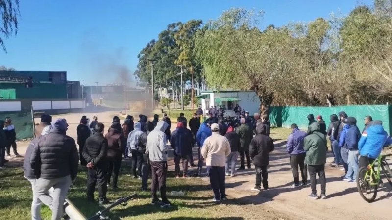Trabajadores de Granja Tres Arroyos volvieron a concentrarse frente a la planta