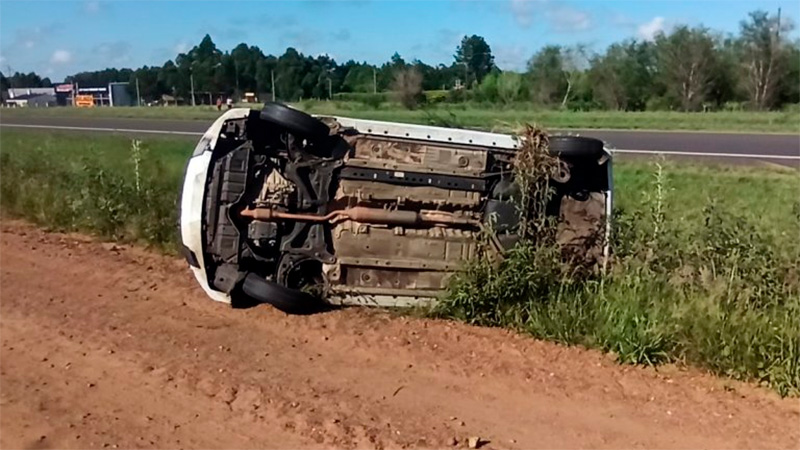 Chajarí: por esquivar un perro terminó volcando en la autovía Artigas