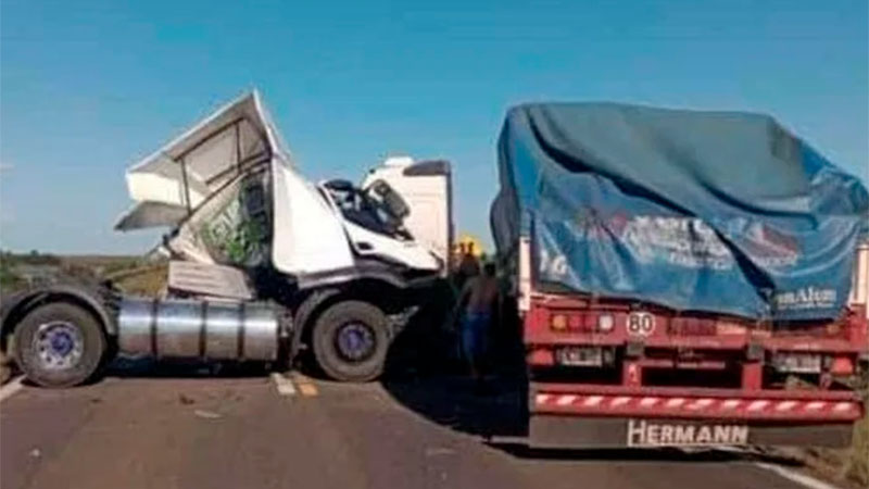 Impresionante choque entre dos camiones en autovía 14